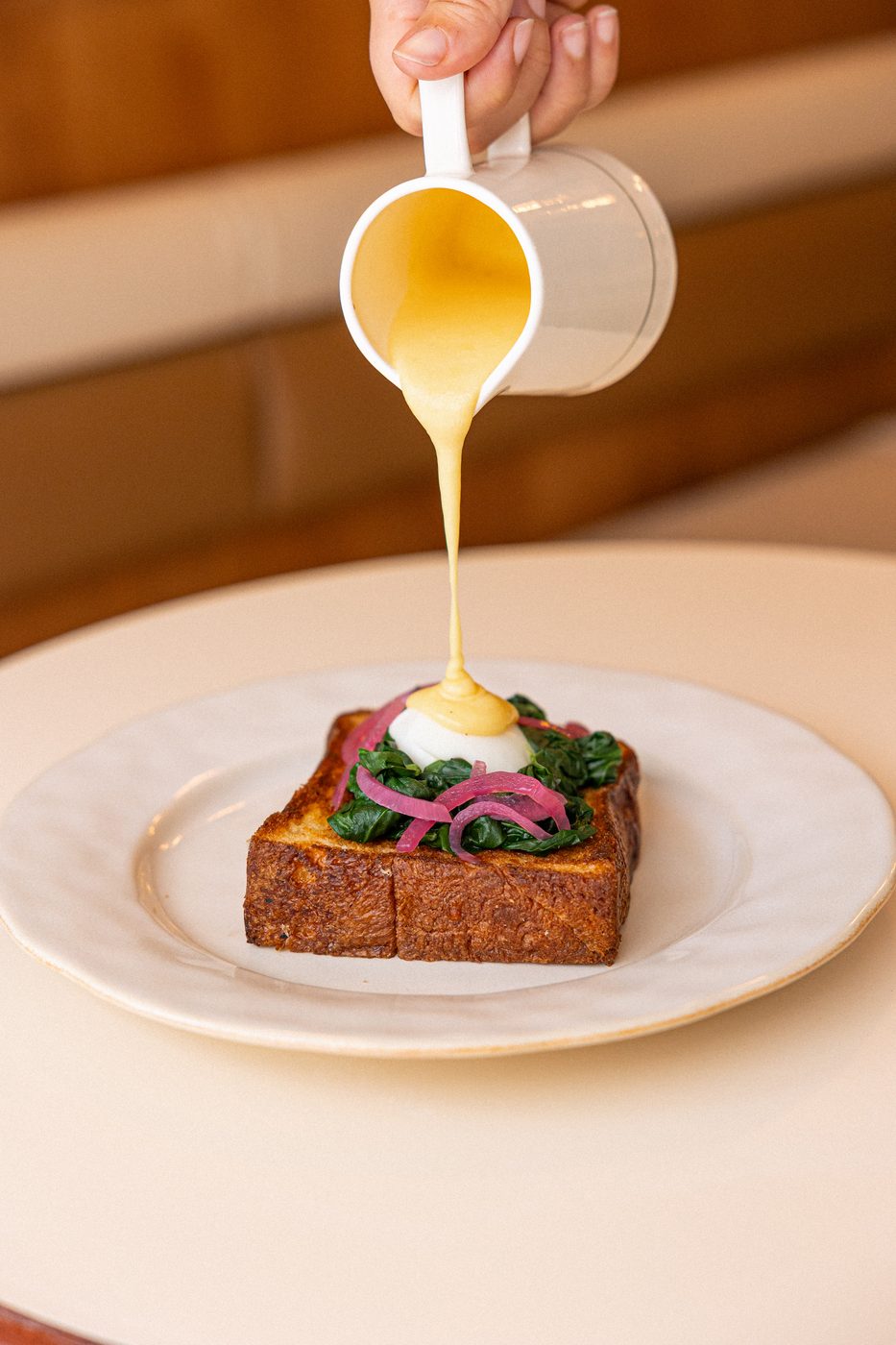 Brioche Benedict DOM, œuf mollet, sauce hollandaise, épinards