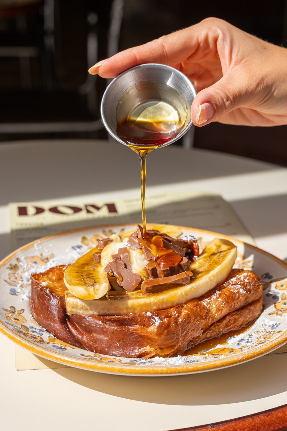 French Banana DOM, brioche perdue, banane rôtie, chocolat, sirop d'érable
