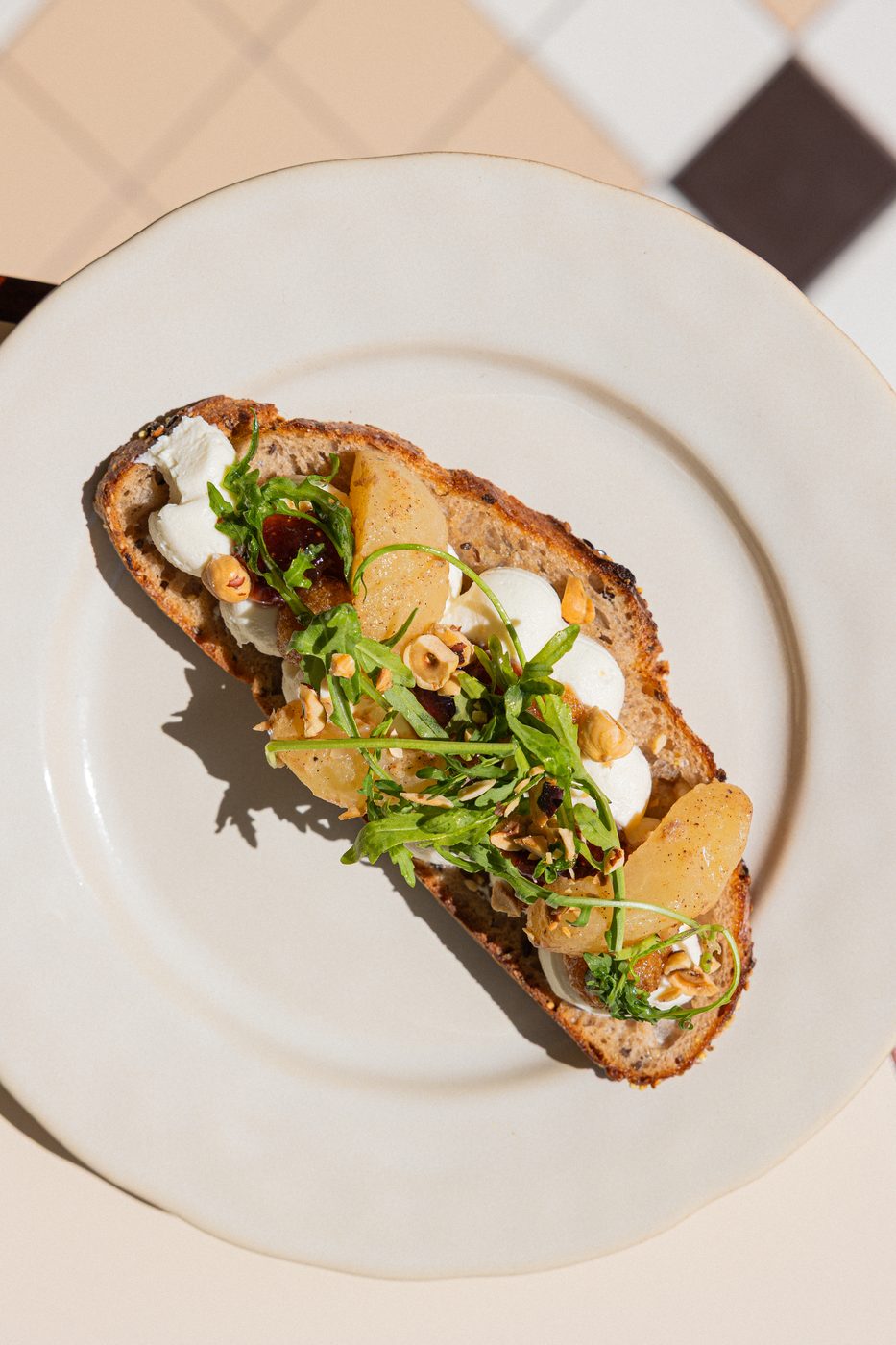 Chèvre Poire DOM, chèvre frais, poires confites, roquette, noisettes