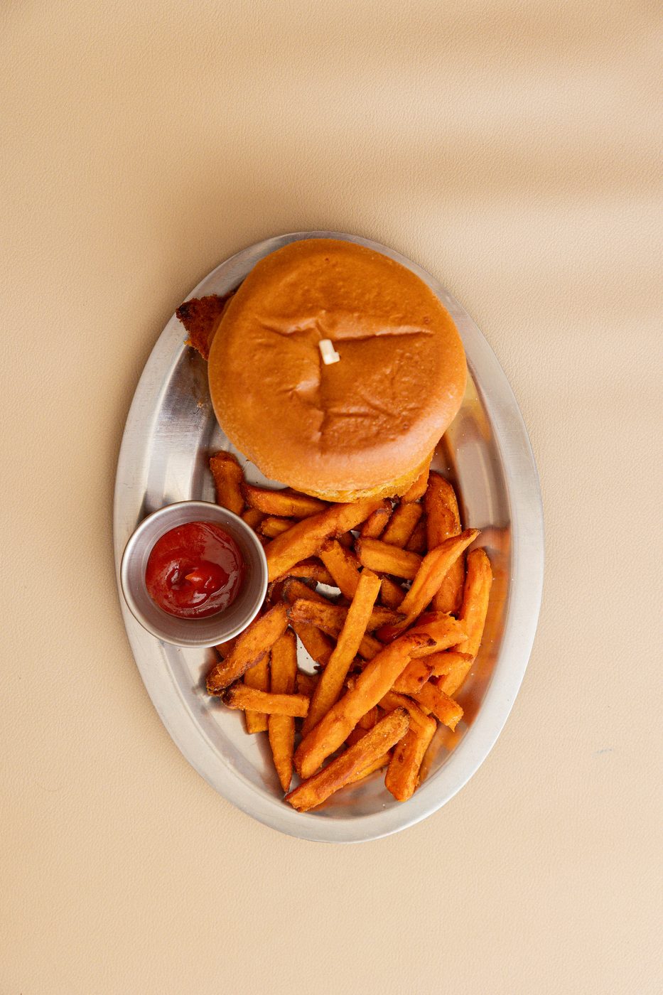 Crispy Brunch Burger DOM, fried chicken, frites de patate douce