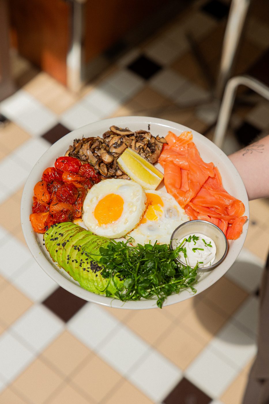 Eggs & Sides DOM, œufs, saumon fumé, champignons, avocat, tomates rôties