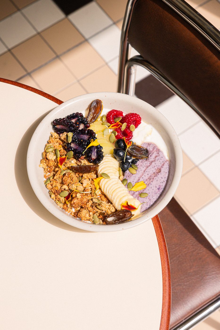 Granola Bowl DOM, granola maison, yaourt, fruits rouges