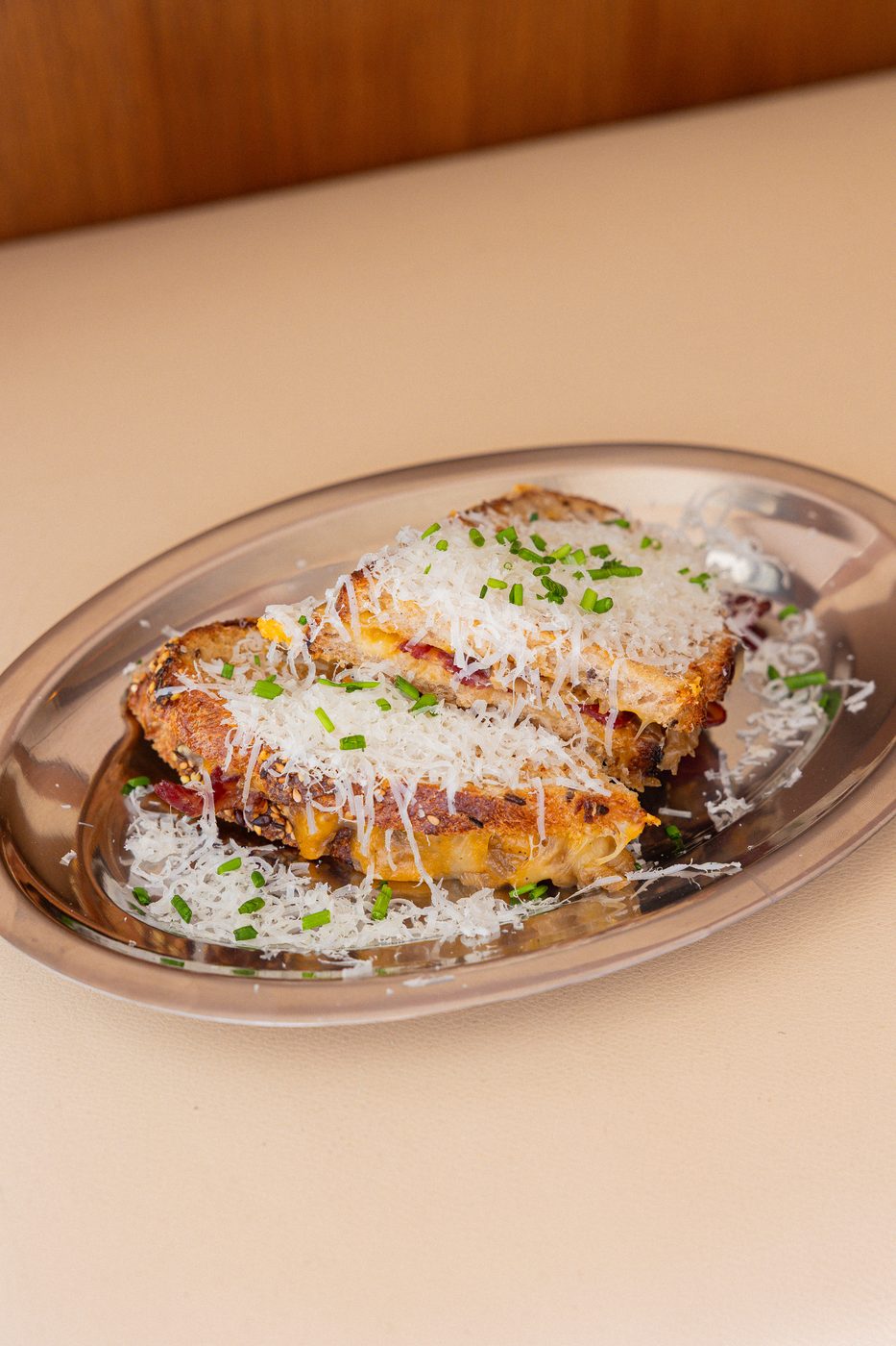 Grilled Cheese 1972 DOM, fromage fondant, bacon, parmesan râpé