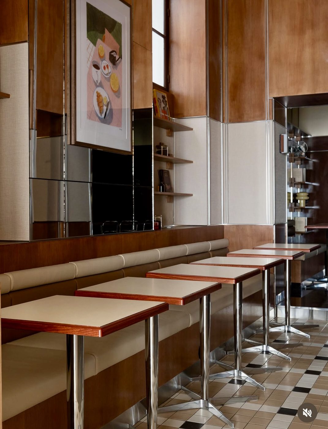 Intérieur cosy du café DOM, banquettes et tables bistrot