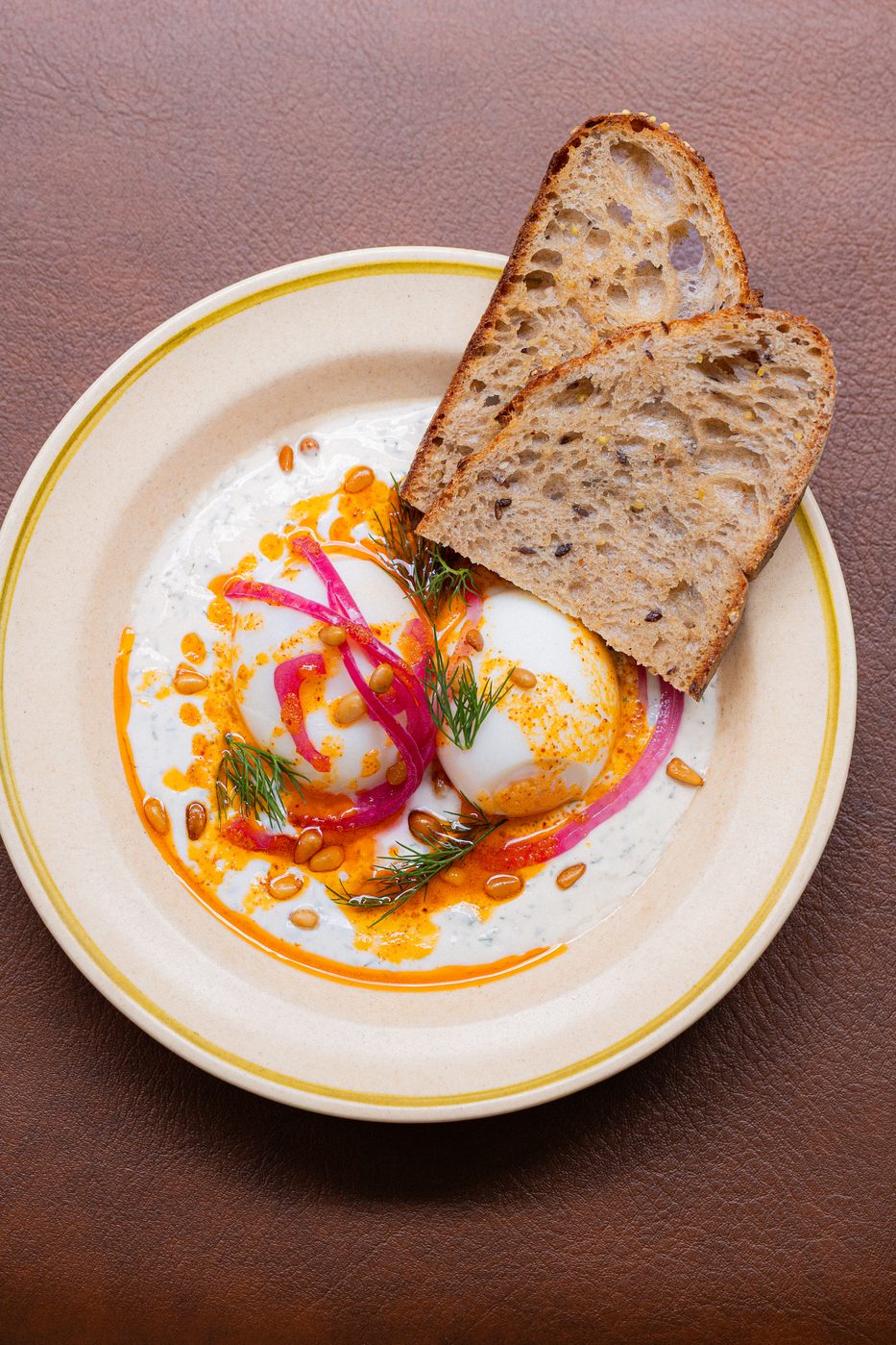 Turkish Eggs DOM, œufs mollets, sauce yaourt, pickles d'oignons