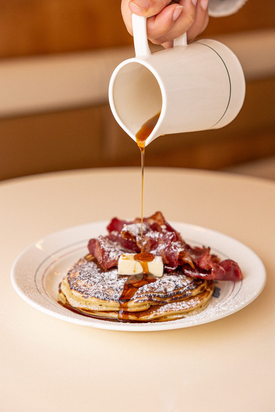 Classic Stack DOM, pancakes, beurre, sirop d'érable, bacon