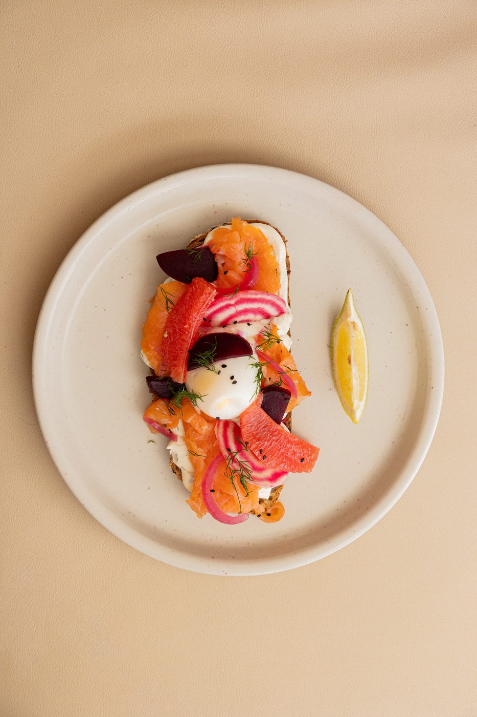 Pink Salmon DOM, saumon fumé, betterave, pamplemousse, œuf mollet