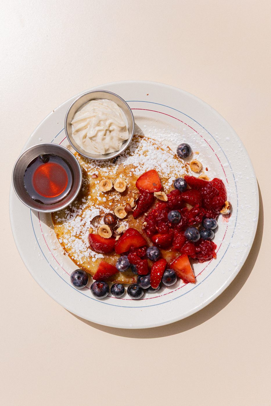 Season Pancakes DOM, fruits rouges, noisettes, sucre glace