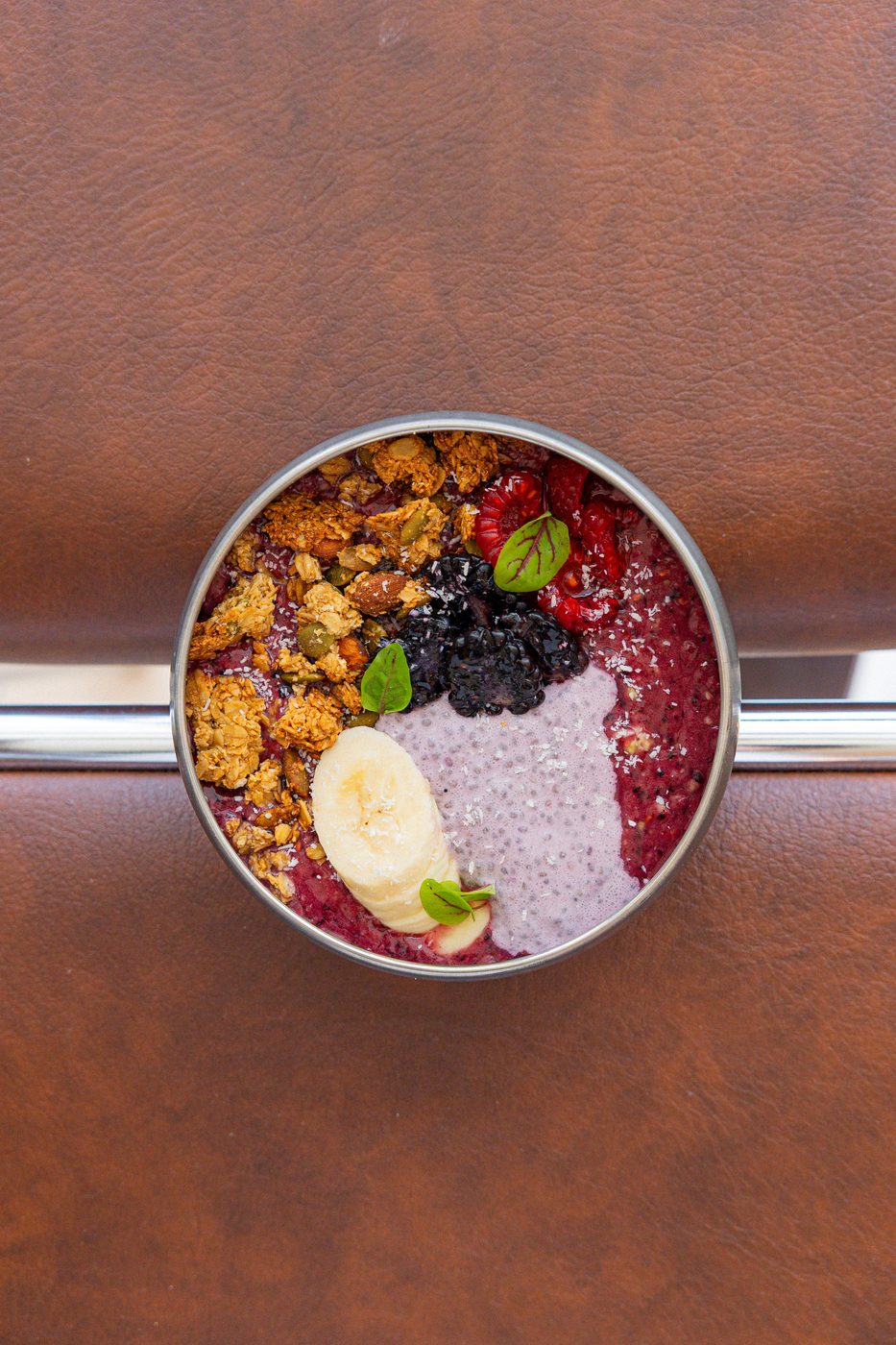 Smoothie Bowl DOM, fruits rouges, granola, banane, chia